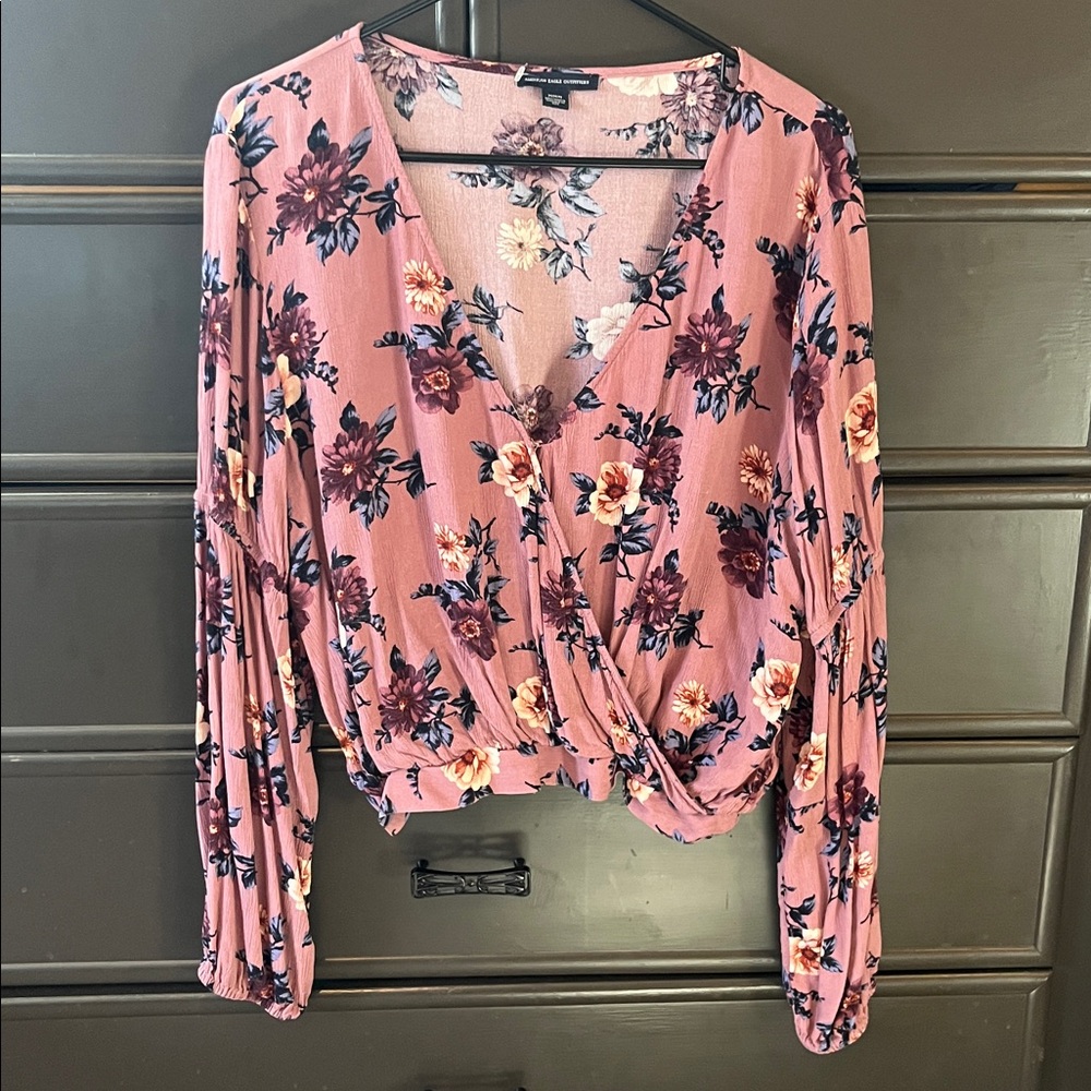 American Eagle Floral V-Neck Blouse in Mauve